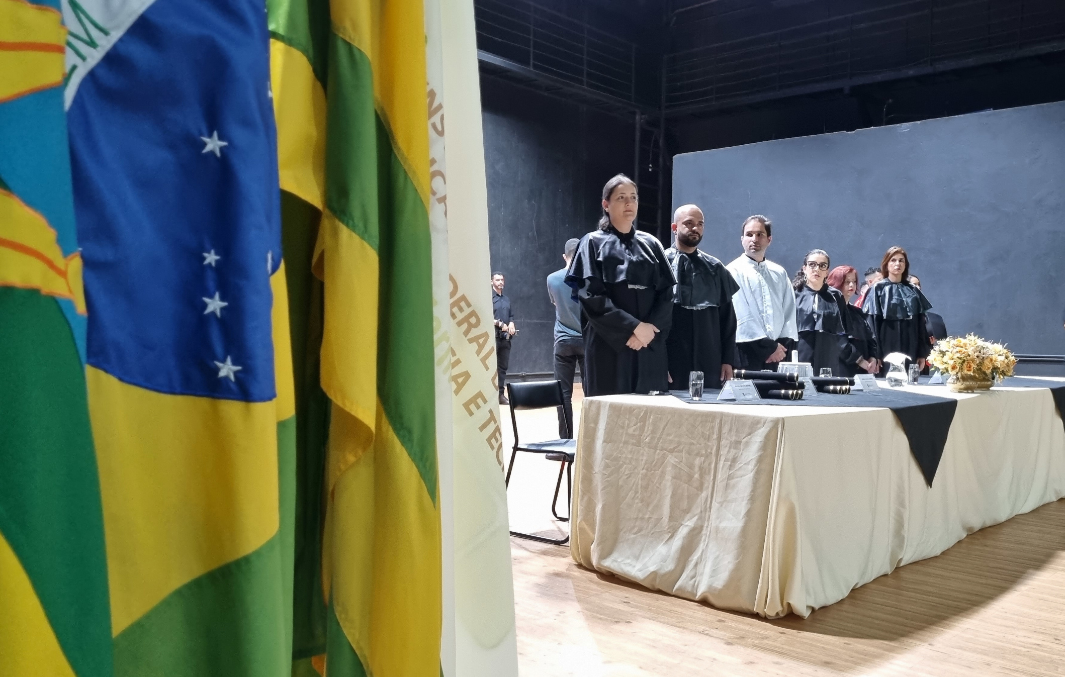Mesa Diretiva composta para Hino Nacional Brasileiro
